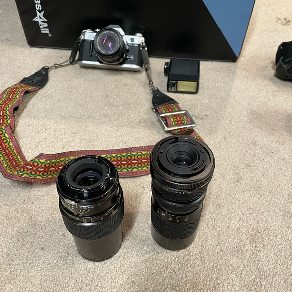 Canon  AE-1 with accessories - Picture 4 of 13